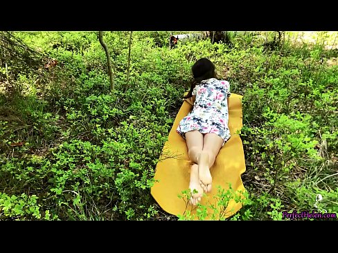 ❤️ Un străin de pe Tinder îmi masturbează păsărica și o fute cu pasiune în pădure ️ at us