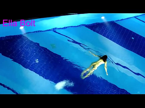 ❤️ Nu mă pot opri din privit, tânără blondă surprinsă înotând goală în piscina stațiunii ELLA BOLT ️  at us